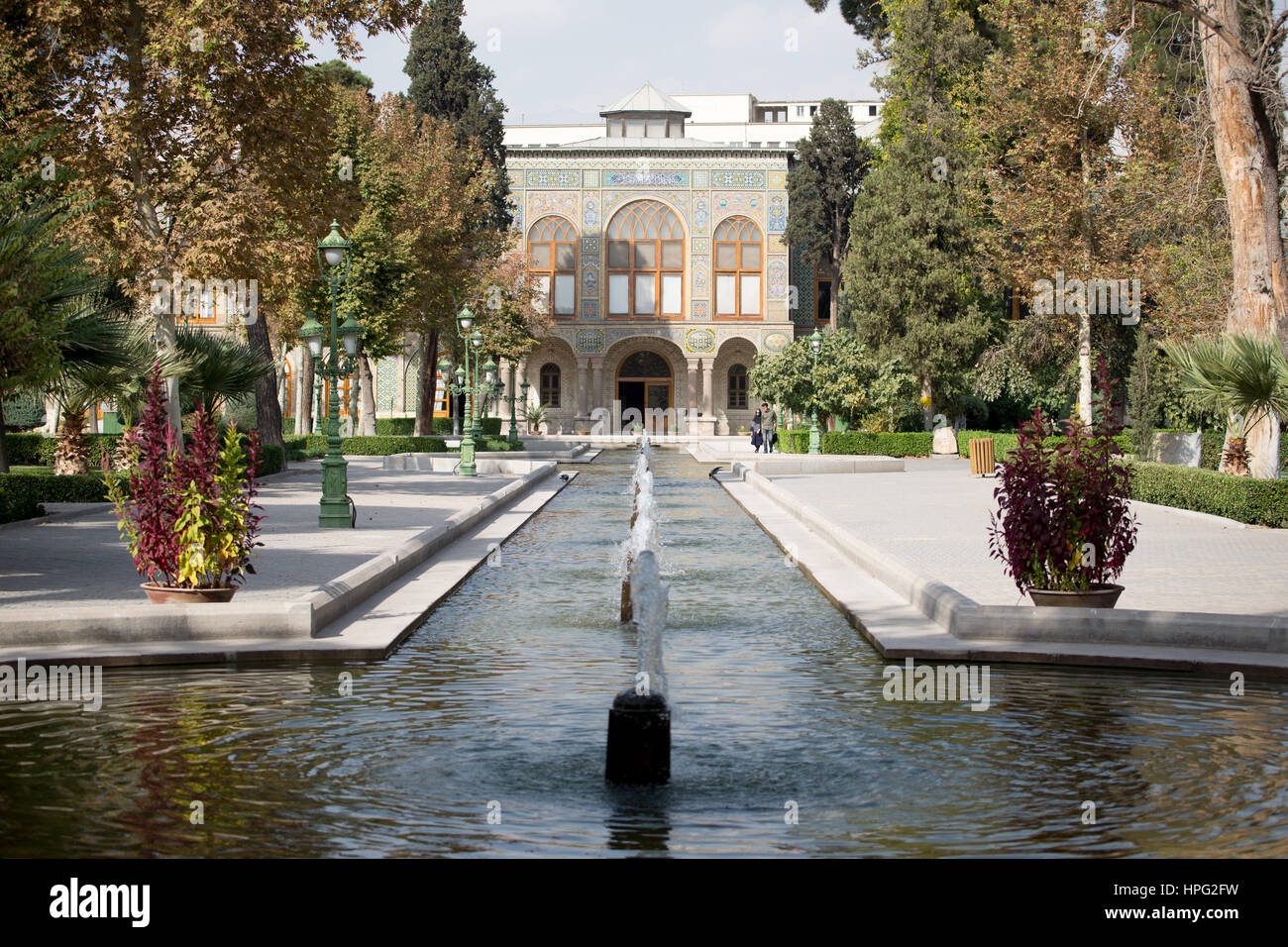 Fontane di fronte salam (reception) hall (talari-e salam) in golestan palace, Teheran, Iran Foto Stock