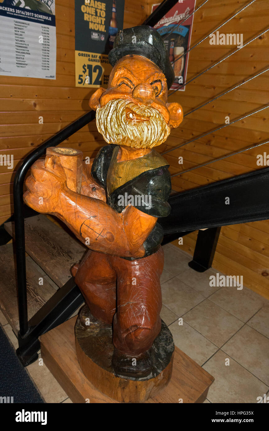 Scultura in legno di Popeye il marinaio uomo con un boccale di birra o una lattina di spinaci. Stillwater Minnesota MN USA Foto Stock