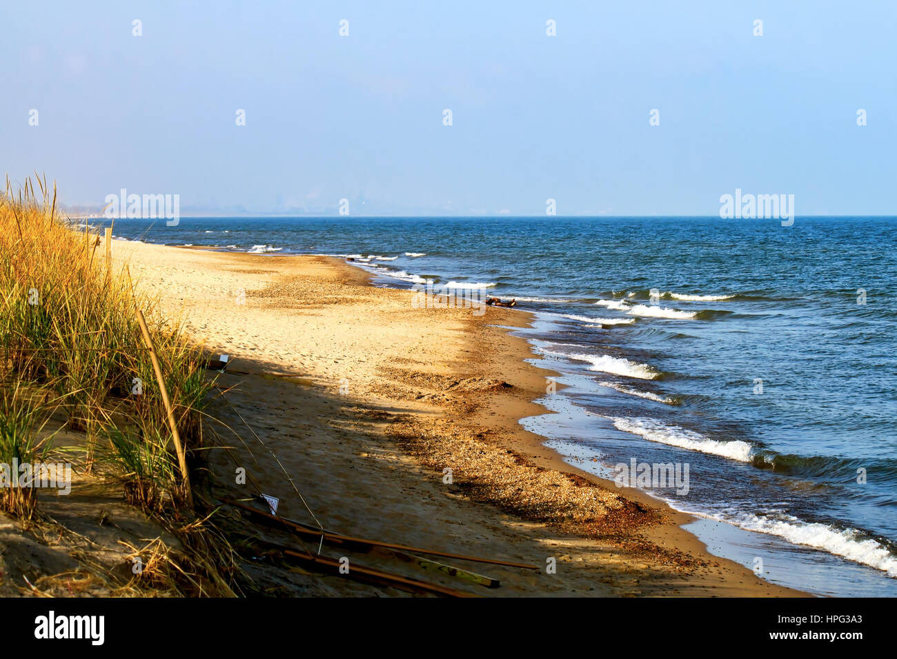 Spiaggia sabbiosa Nook lungo Indiana Dunes Lakeshore sulla giornata autunnale limpida Foto Stock