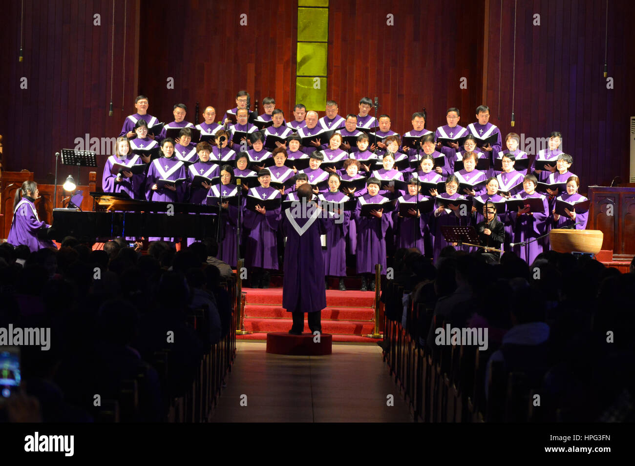 Coro di eseguire alla Messa di Natale nella Torre Campanaria Chiesa, Hangzhou, Cina Foto Stock