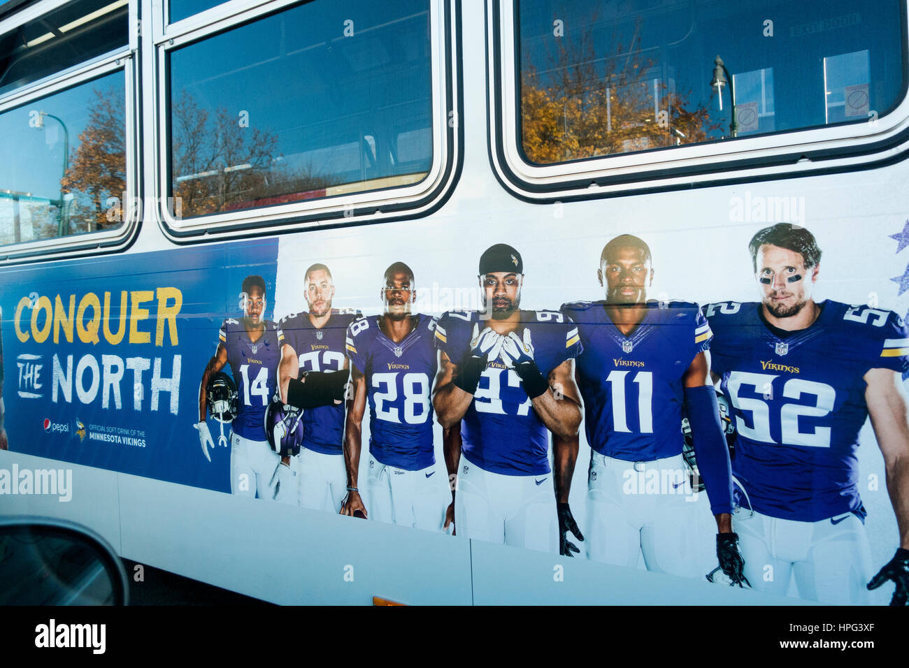 Pubblicità di Pepsi con foto dei giocatori in Minnesota Vikings NFL football team sul lato del bus. St Paul Minnesota MN USA Foto Stock