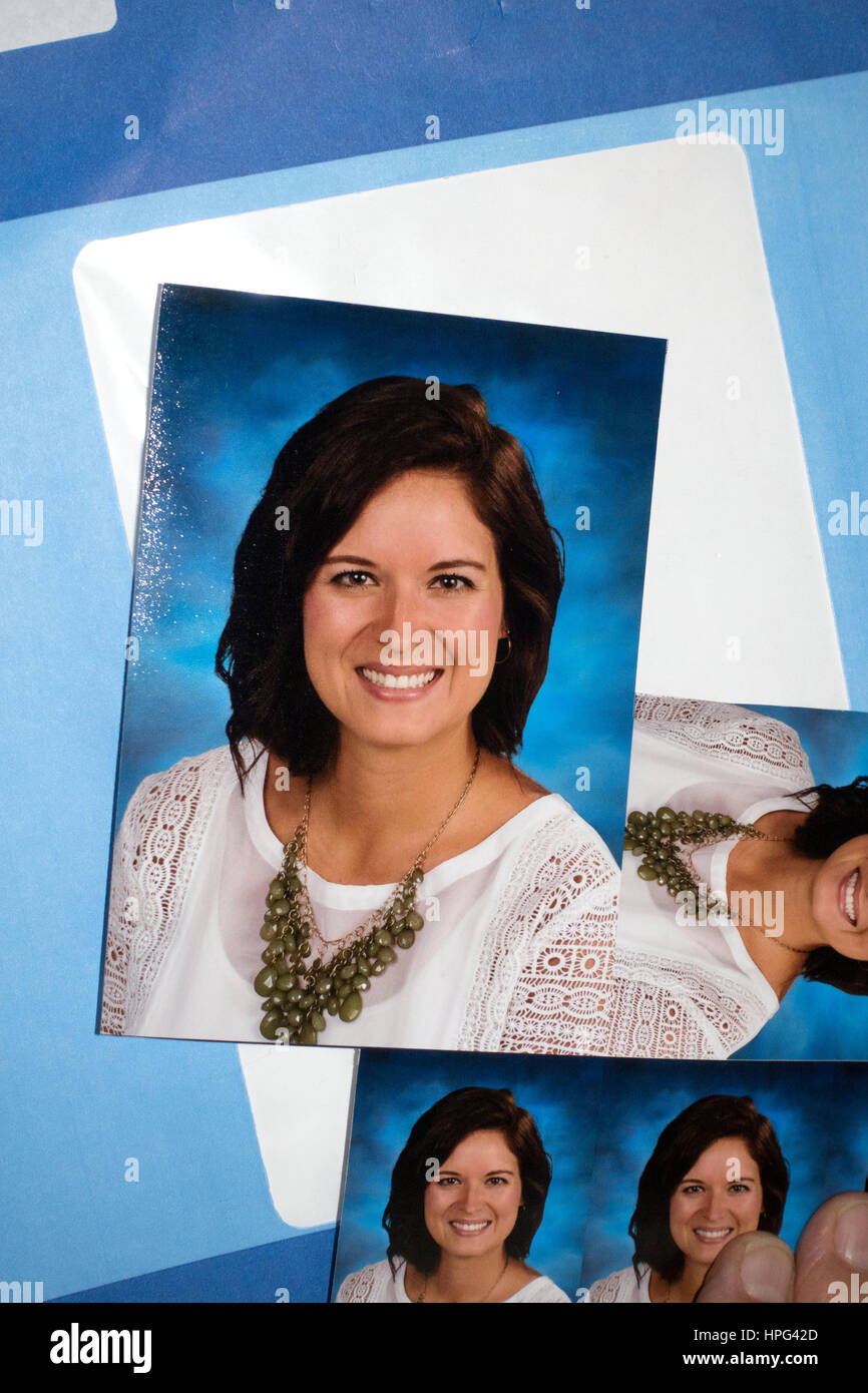 Foto Ritratto di giovane donna millenario sparsi sul tavolo per la distribuzione ai membri della famiglia. Downers Grove Illinois IL USA Foto Stock