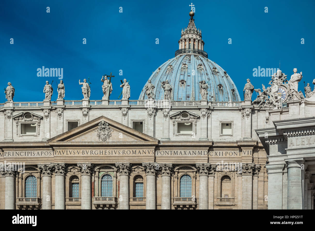 La Basilica di San Pietro in Roma città, famoso punto di riferimento turistico in Europa. Foto Stock