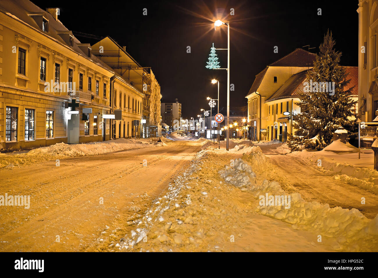 Città nella neve profonda sul Natale, Krizevci, Croazia Foto Stock