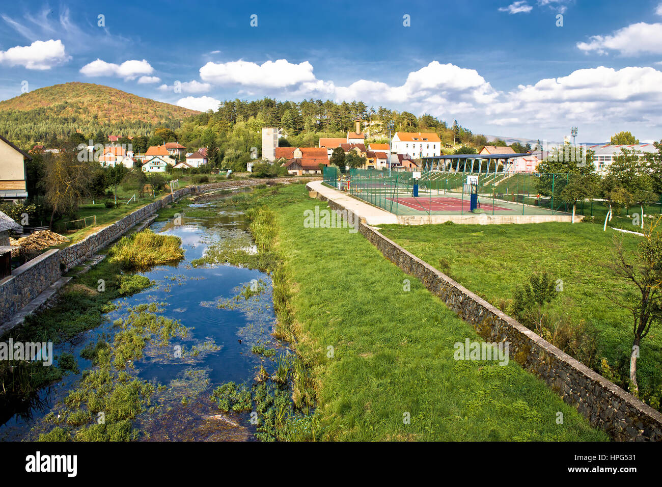 Città di località di Otocac - fiume Gacka, Lika, Dalmazia Foto Stock
