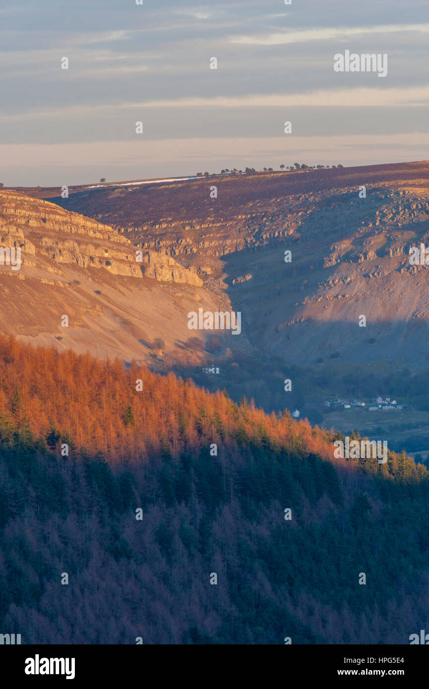 Eglwyseg montagna sopra Llangollen preso dal ferro di cavallo passare su una sera d'inverno. Foto Stock