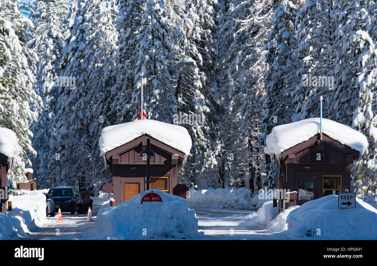 Autostrada 120 cancelli di entrata al Parco Nazionale di Yosemite dopo una forte siccità rompendo la neve in gennaio 2017, CALIFORNIA, STATI UNITI D'AMERICA Foto Stock