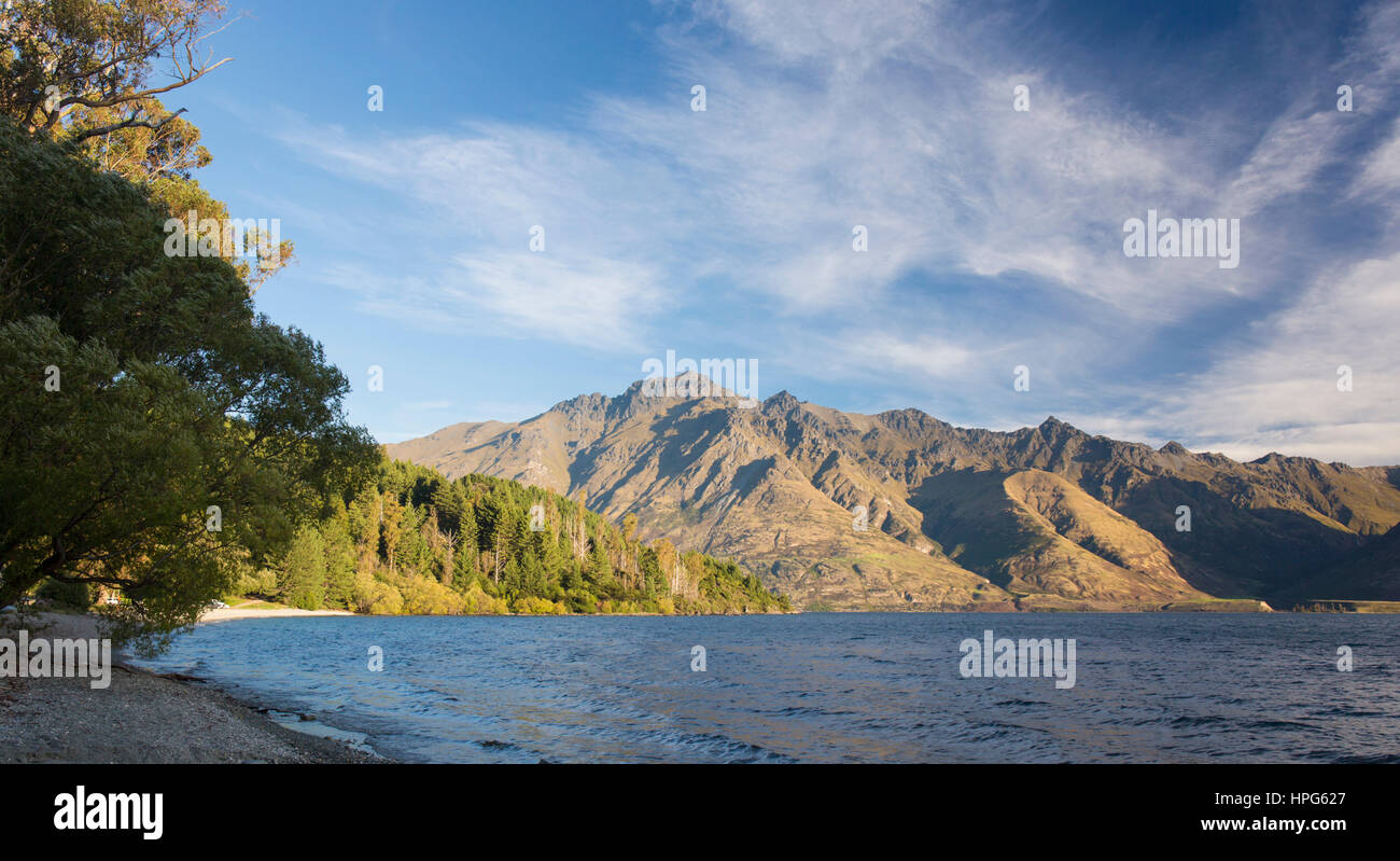 Queenstown, Otago, Nuova Zelanda. Vista panoramica sul lago Wakatipu di Cecil picco, serata. Foto Stock