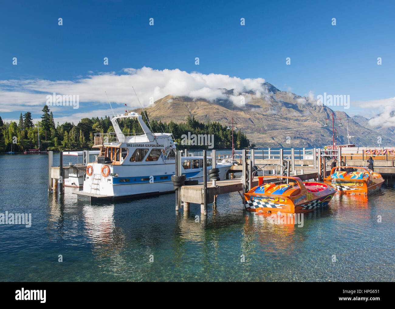 Queenstown, Otago, Nuova Zelanda. Barche ormeggiate in Queenstown Bay, il lago Wakatipu, cloud su Cecil picco. Foto Stock