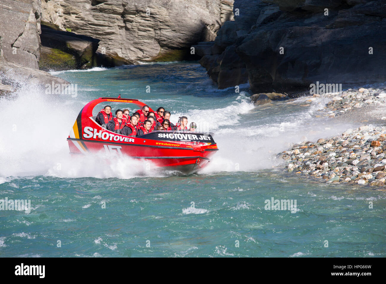 Queenstown, Otago, Nuova Zelanda. Shotover Jet Boat emergente dalla stretto canyon sul fiume Shotover. Foto Stock