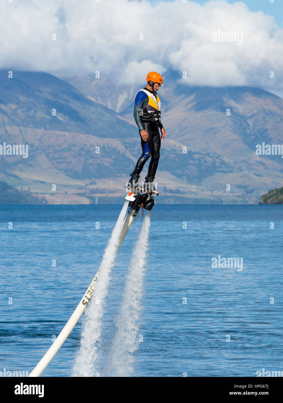 Queenstown, Otago, Nuova Zelanda. Flyboarding in Queenstown Bay, il Lago Wakatipu. Foto Stock