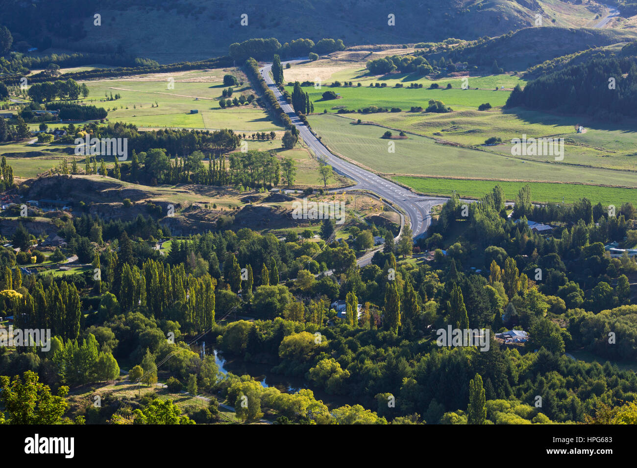 Arrowtown, Otago, Nuova Zelanda. Vista sulla Kawarau Valley e sull'autostrada statale 6 dalla Crown Range Road sopra Arrow Junction. Foto Stock