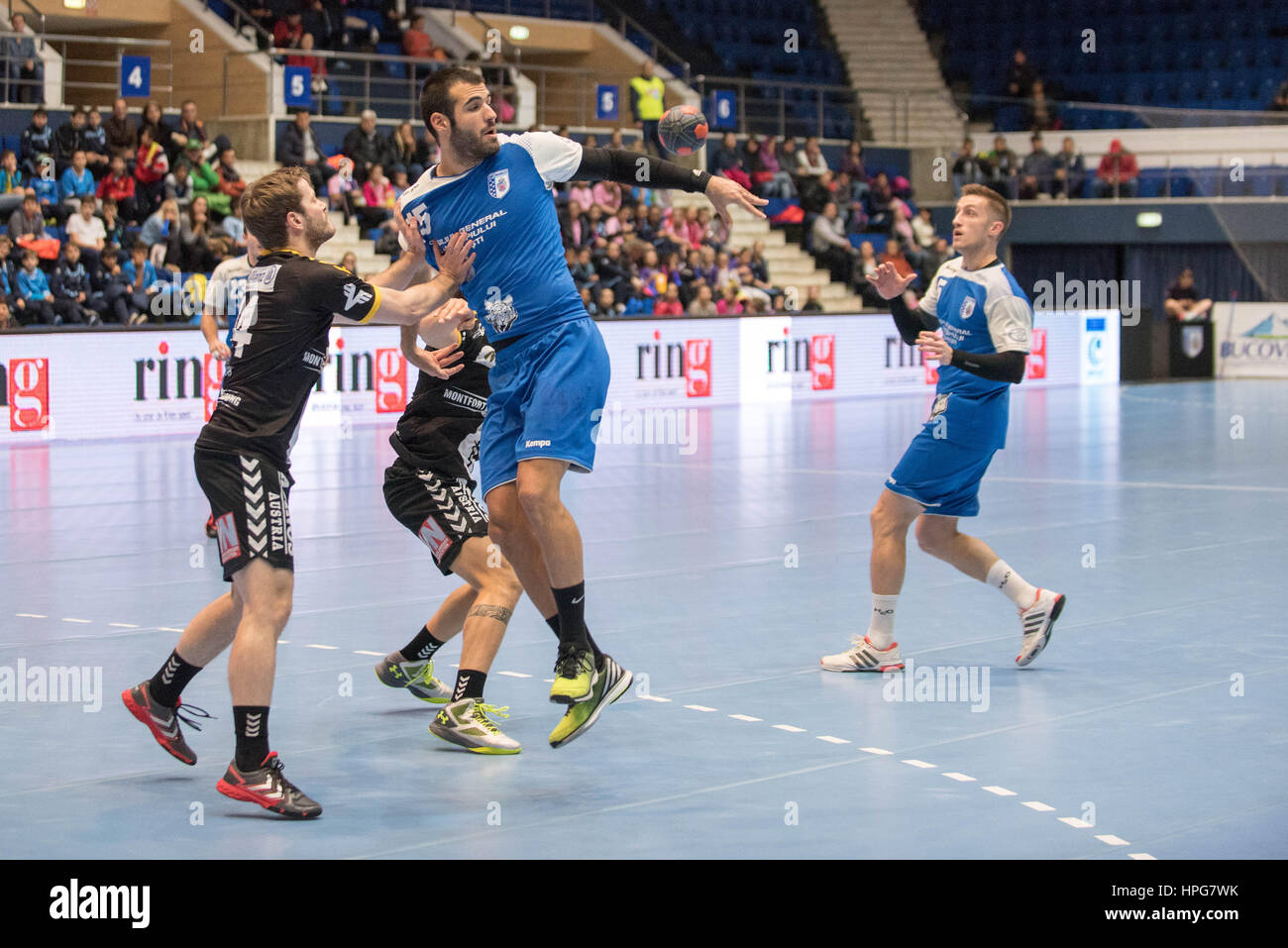 Ottobre 11, 2015: Humet Gaminde #15 del CSM Bucarest in azione durante il European Handball Federation (EHF) Tazza di uomini qualifiche del round 2 gioco tra il CSM Bucarest (ROU) vs Bregenz Handball (AUT) presso la sala polivalente di Bucarest, Romania ROU. Foto: Cronos/Catalin Soare Foto Stock