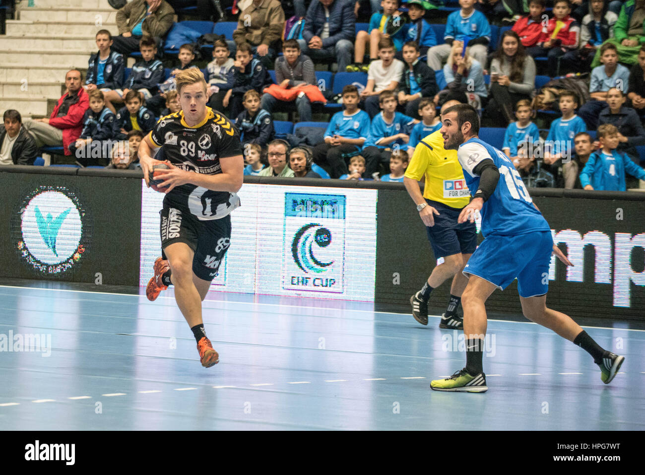 Ottobre 11, 2015: giacciono Hansen #89 di Bregenz basket in azione durante il European Handball Federation (EHF) Tazza di uomini qualifiche del round 2 gioco tra il CSM Bucarest (ROU) vs Bregenz Handball (AUT) presso la sala polivalente di Bucarest, Romania ROU. Foto: Cronos/Catalin Soare Foto Stock