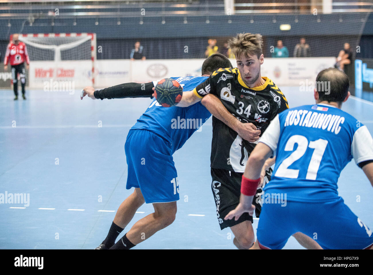 Ottobre 11, 2015: Tobias Warvne #34 di Bregenz basket in azione durante il European Handball Federation (EHF) Tazza di uomini qualifiche del round 2 gioco tra il CSM Bucarest (ROU) vs Bregenz Handball (AUT) presso la sala polivalente di Bucarest, Romania ROU. Foto: Cronos/Catalin Soare Foto Stock