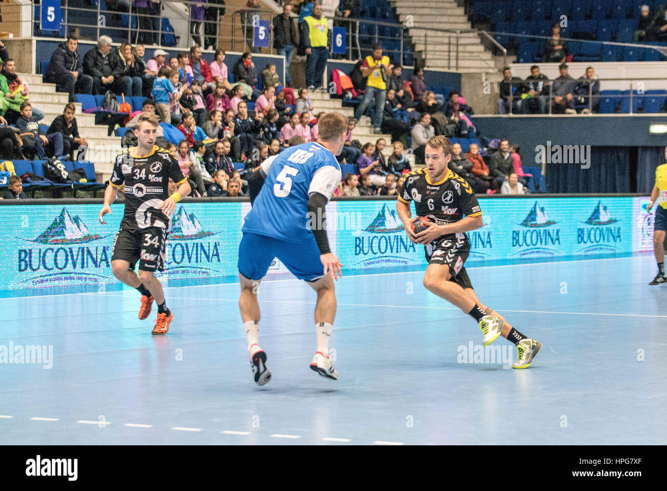 Ottobre 11, 2015: Lukas Fruhstuck #6 di Bregenz basket in azione durante il European Handball Federation (EHF) Tazza di uomini qualifiche del round 2 gioco tra il CSM Bucarest (ROU) vs Bregenz Handball (AUT) presso la sala polivalente di Bucarest, Romania ROU. Foto: Cronos/Catalin Soare Foto Stock