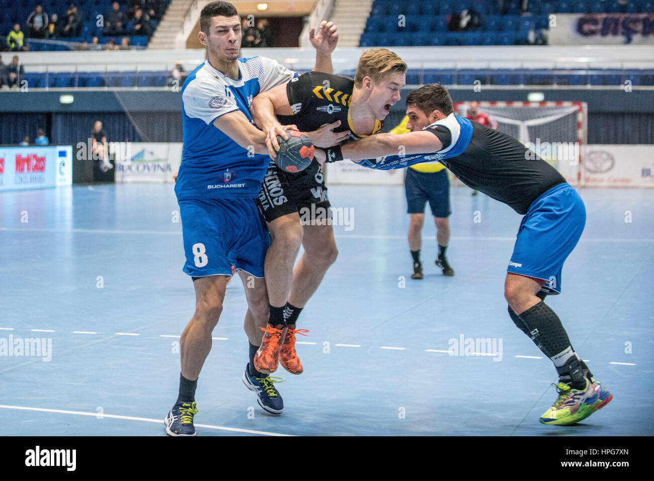 Ottobre 11, 2015: giacciono Hansen #89 di Bregenz basket e Robert Mihai Militaru #8 del CSM Bucarest in azione durante il European Handball Federation (EHF) Tazza di uomini qualifiche del round 2 gioco tra il CSM Bucarest (ROU) vs Bregenz Handball (AUT) presso la sala polivalente di Bucarest, Romania ROU. Foto: Cronos/Catalin Soare Foto Stock