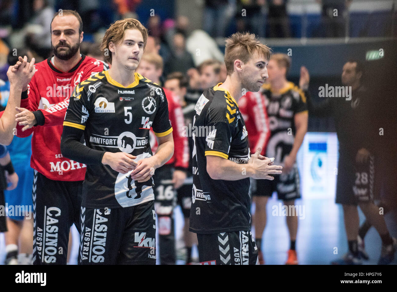 Ottobre 11, 2015: Amadeus Hedin #5 di Bregenz Basket alla fine della pallamano europea Federazione (EHF) Tazza di uomini qualifiche del round 2 gioco tra il CSM Bucarest (ROU) vs Bregenz Handball (AUT) presso la sala polivalente di Bucarest, Romania ROU. Foto: Cronos/Catalin Soare Foto Stock