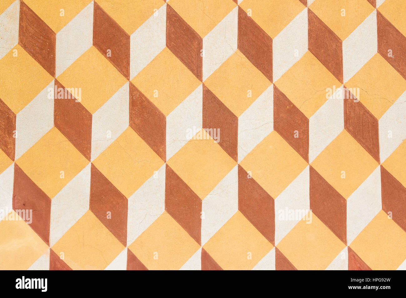 Superficie del vecchio muro intonacato con colorati marrone Nero Bianco Beige architettura geometrica rombo simmetrica Foto Stock