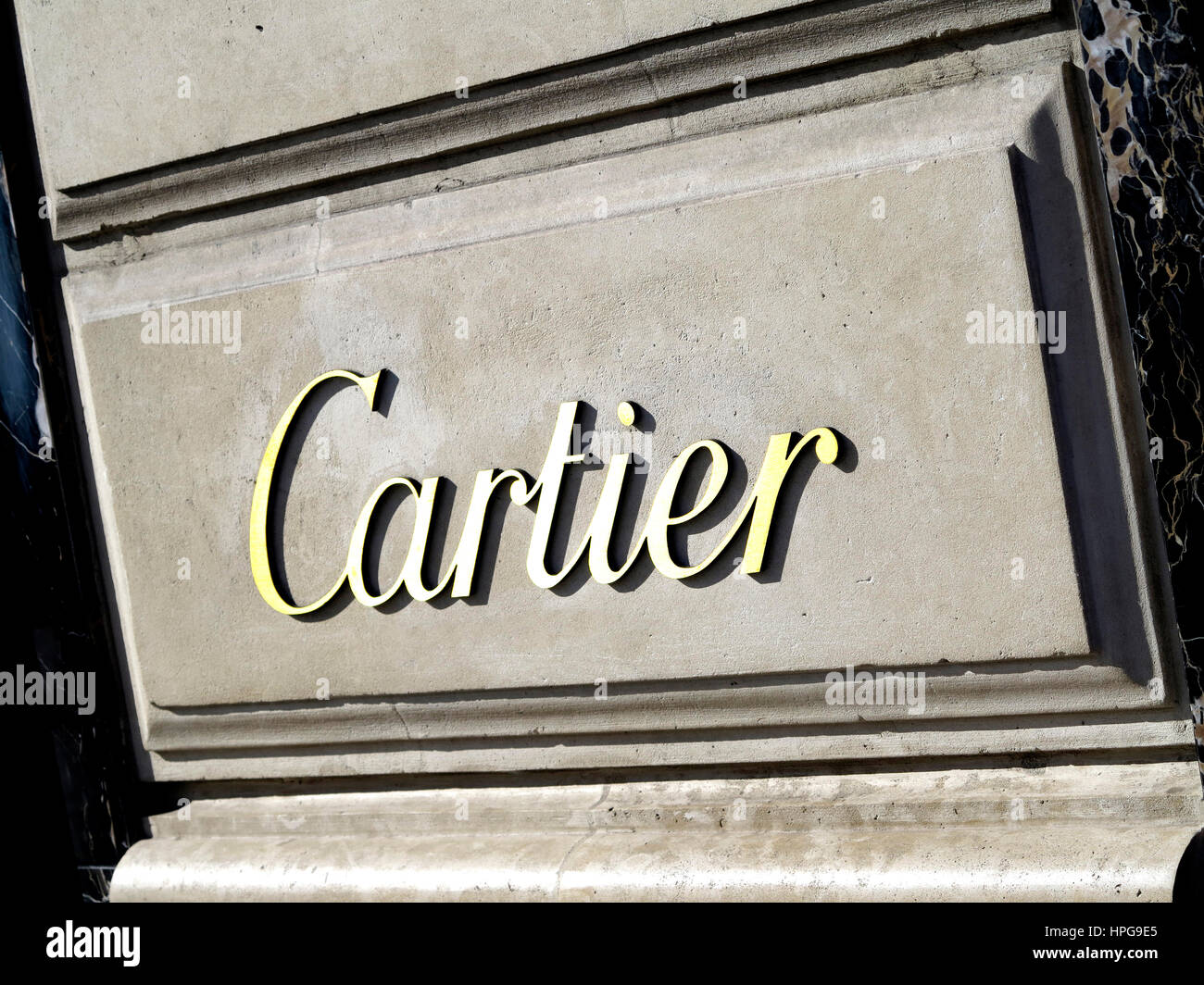 Francia, Parigi (75). Ottavo arrondissement. Avenue des Champs Elysees. Cartier. Foto Stock