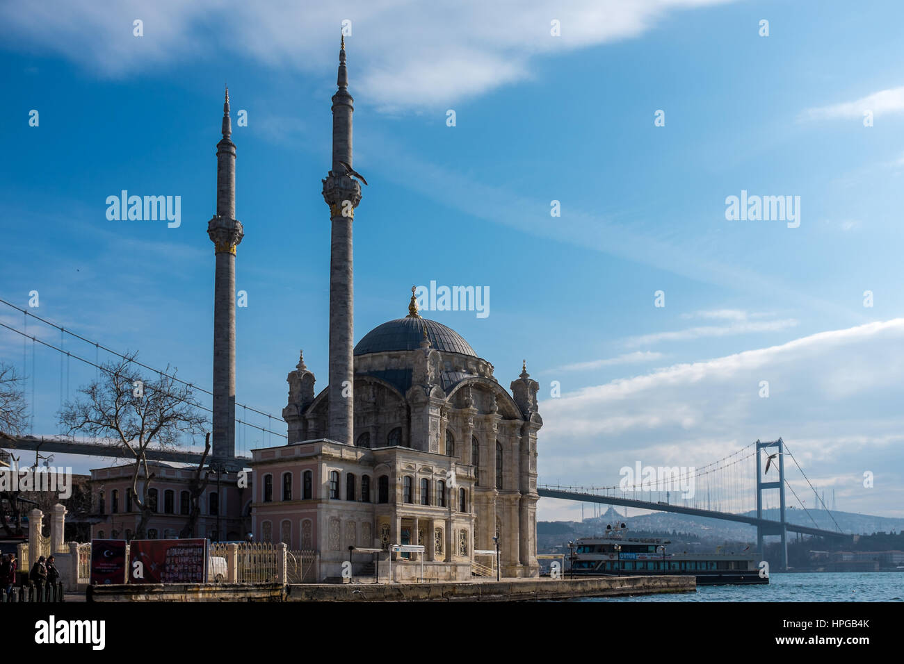 La moschea di Ortaköy e sul Bosforo sposa Foto Stock