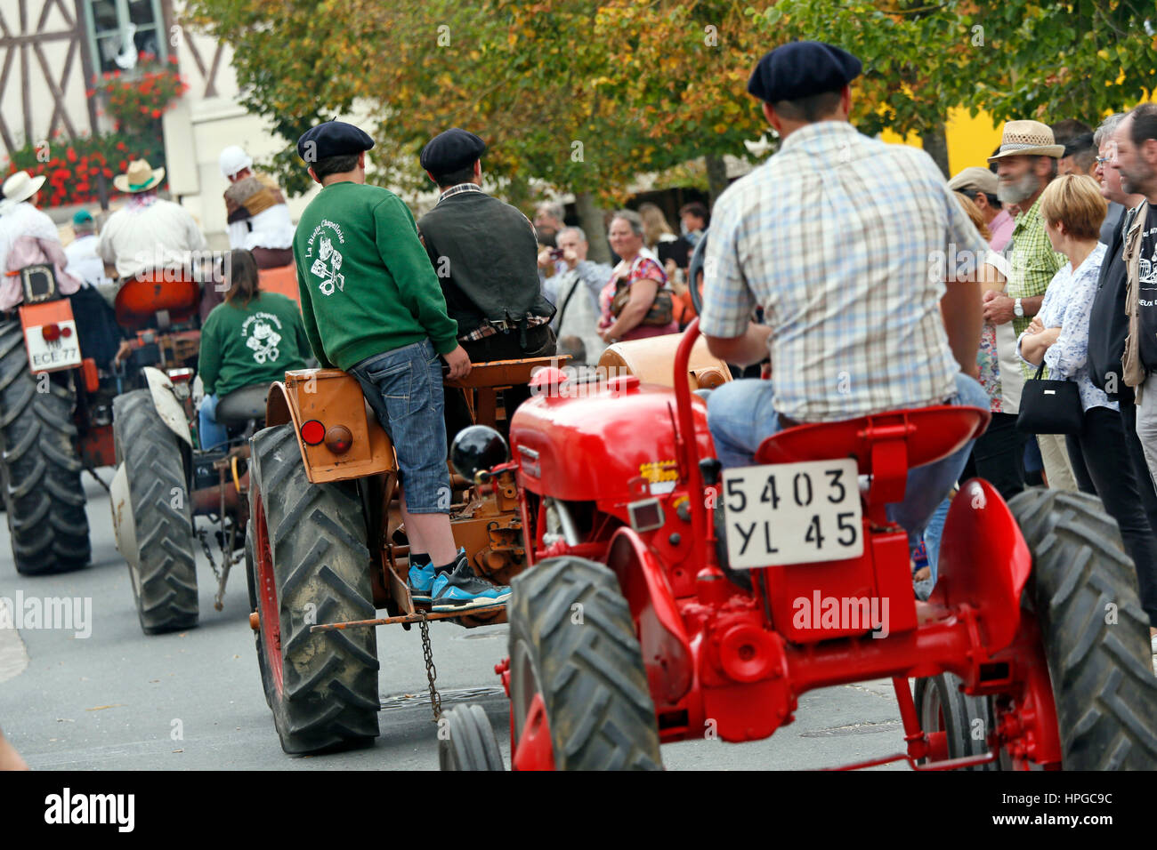 Francia, Seine et Marne. Provins. La festa della mietitura. Sfilata di trattori d'epoca nel centro storico della città Foto Stock