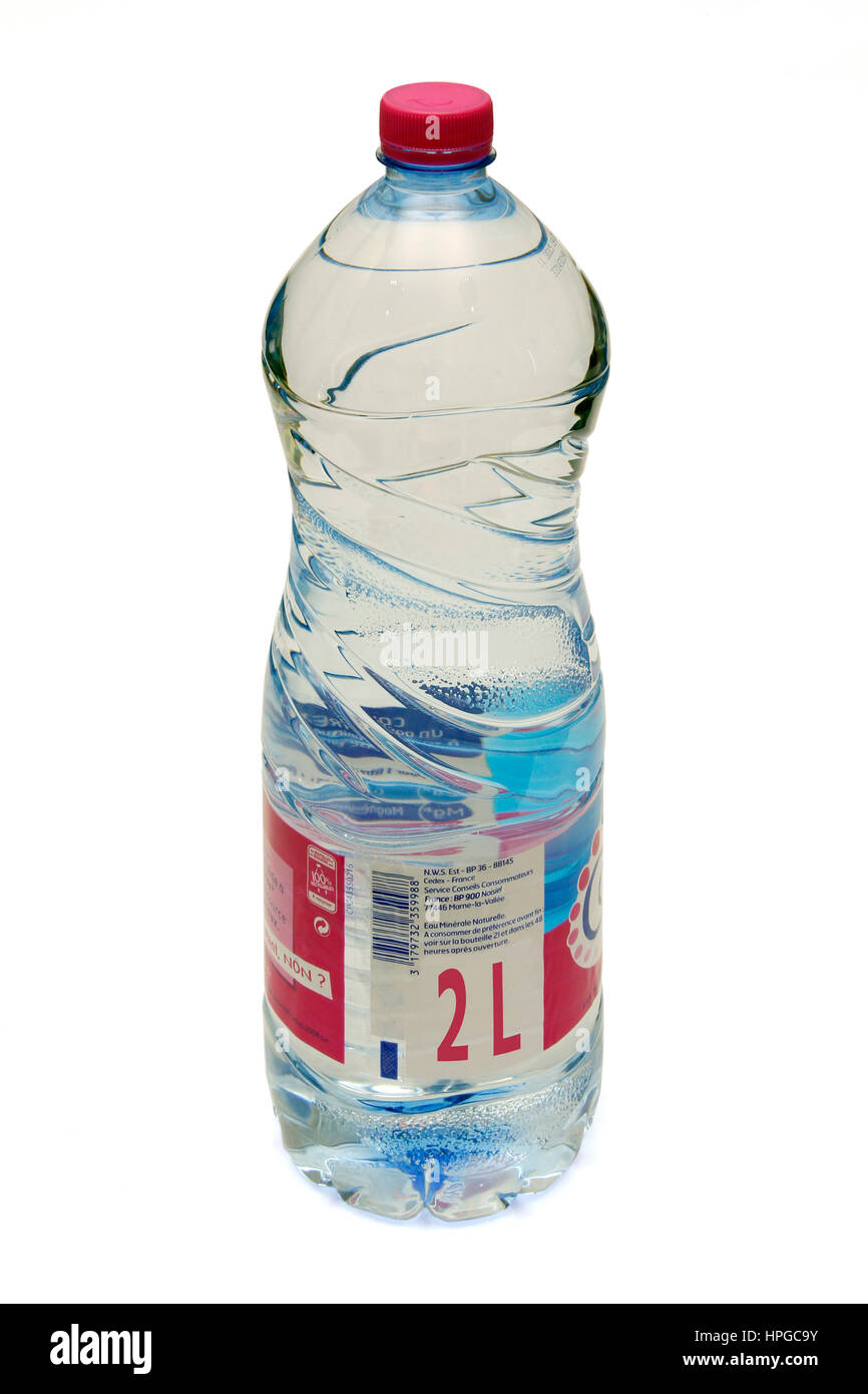 Close-up su una bottiglia di acqua minerale di 2 litri Foto stock - Alamy