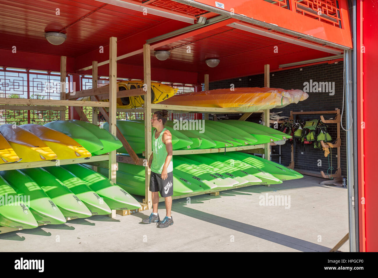 Kayak a disposizione per il noleggio, Ping Tom Memorial Park nel quartiere di Chinatown di Chicago. Foto Stock