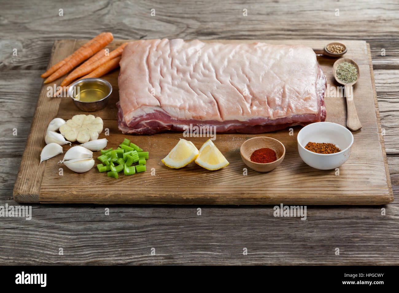 Punta di petto di manzo e gli ingredienti sulla tavola di legno contro lo sfondo di legno Foto Stock