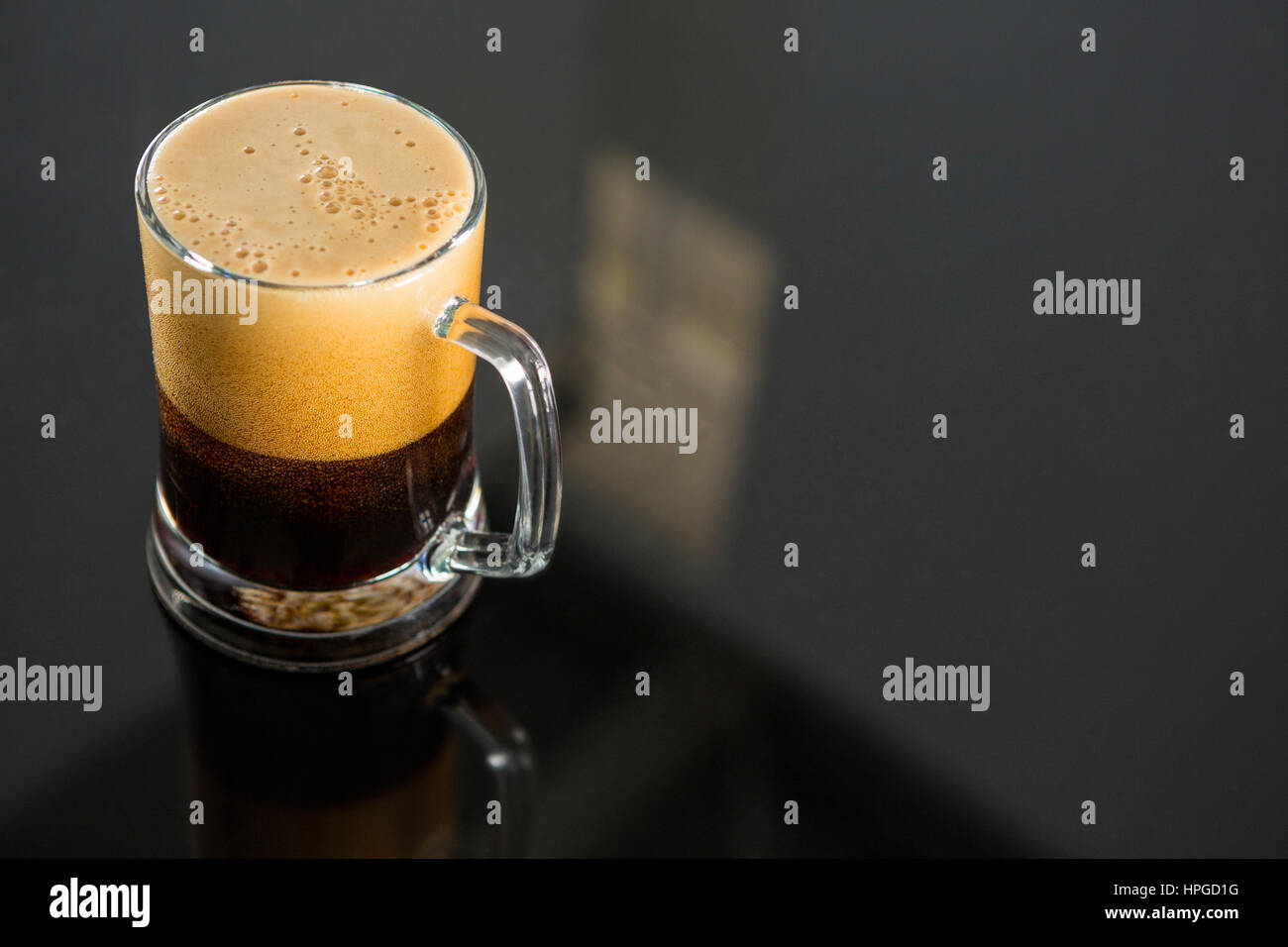 Close-up di birra nera sul tavolo di vetro Foto Stock