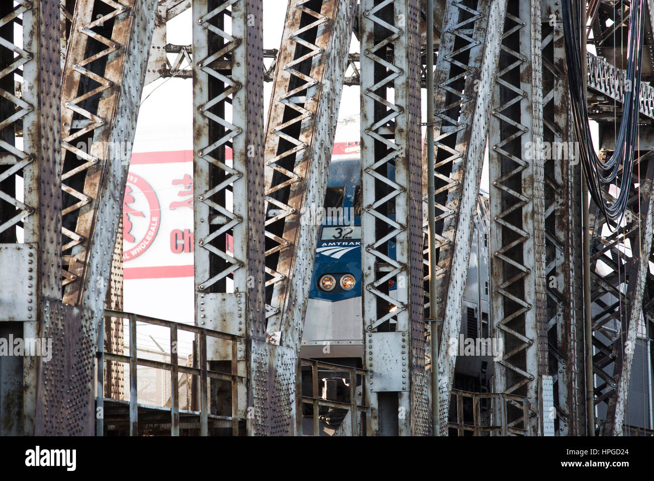 Amtrak treni pendolari sul ponte Foto Stock