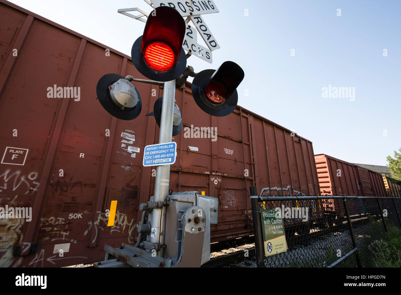 Segnale ferroviario con treno immagini e fotografie stock ad alta ...
