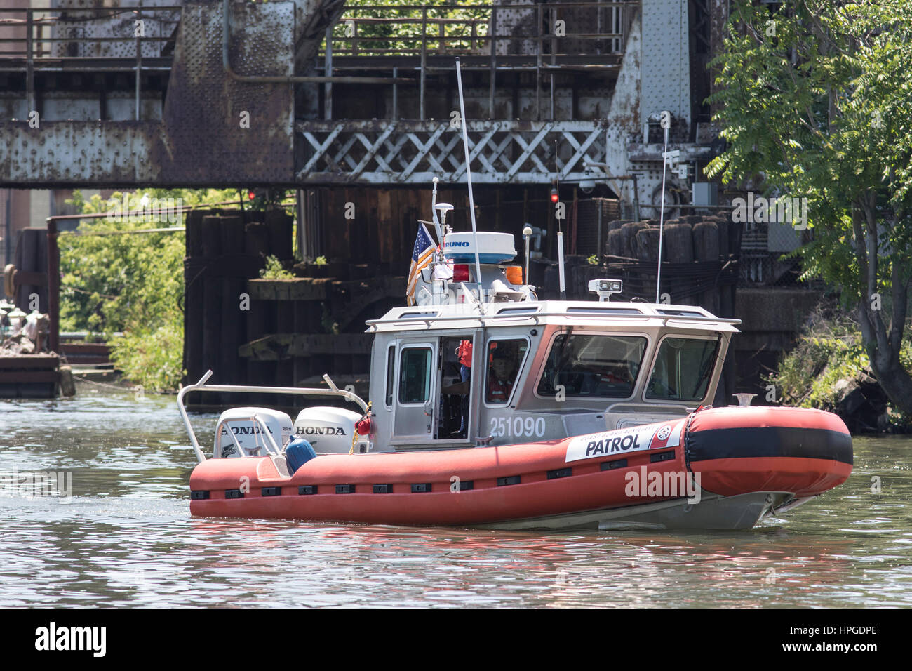 La guardia costiera della imbarcazione di pattuglia nel fiume Chicago. Foto Stock