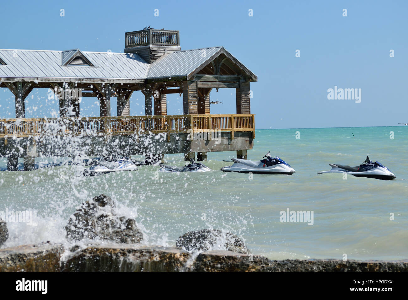 Onde che si infrangono contro gli scogli a South Beach, Key West. Foto Stock