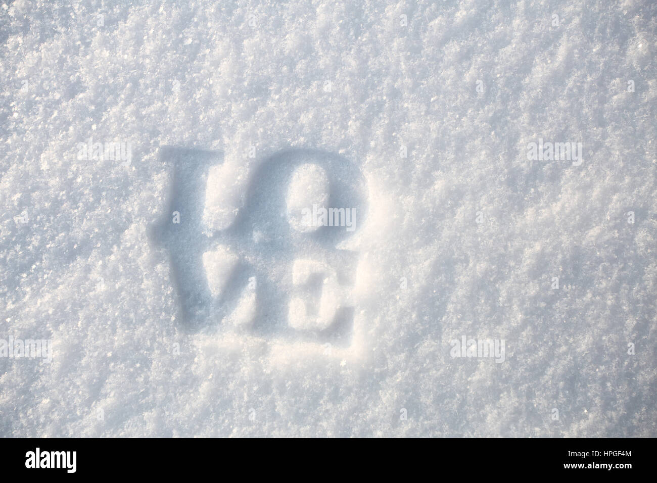 Amore parola forma sul bianco della neve il giorno di San Valentino Foto Stock