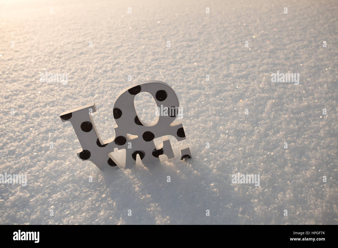 Amore parola sul bianco della neve il giorno di San Valentino Foto Stock
