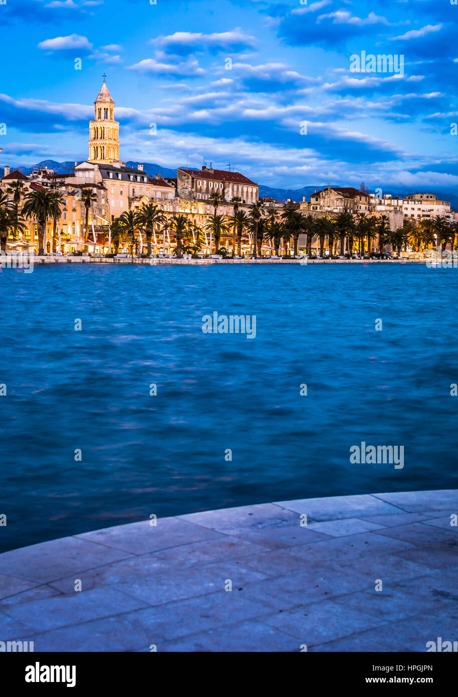 Verticale vista serale a Split city, viaggio europeo, luoghi. Foto Stock