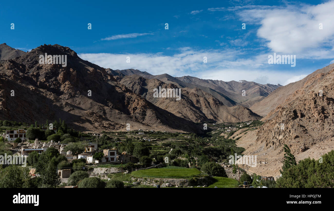 Gli insediamenti umani nella valle di montagna Foto Stock