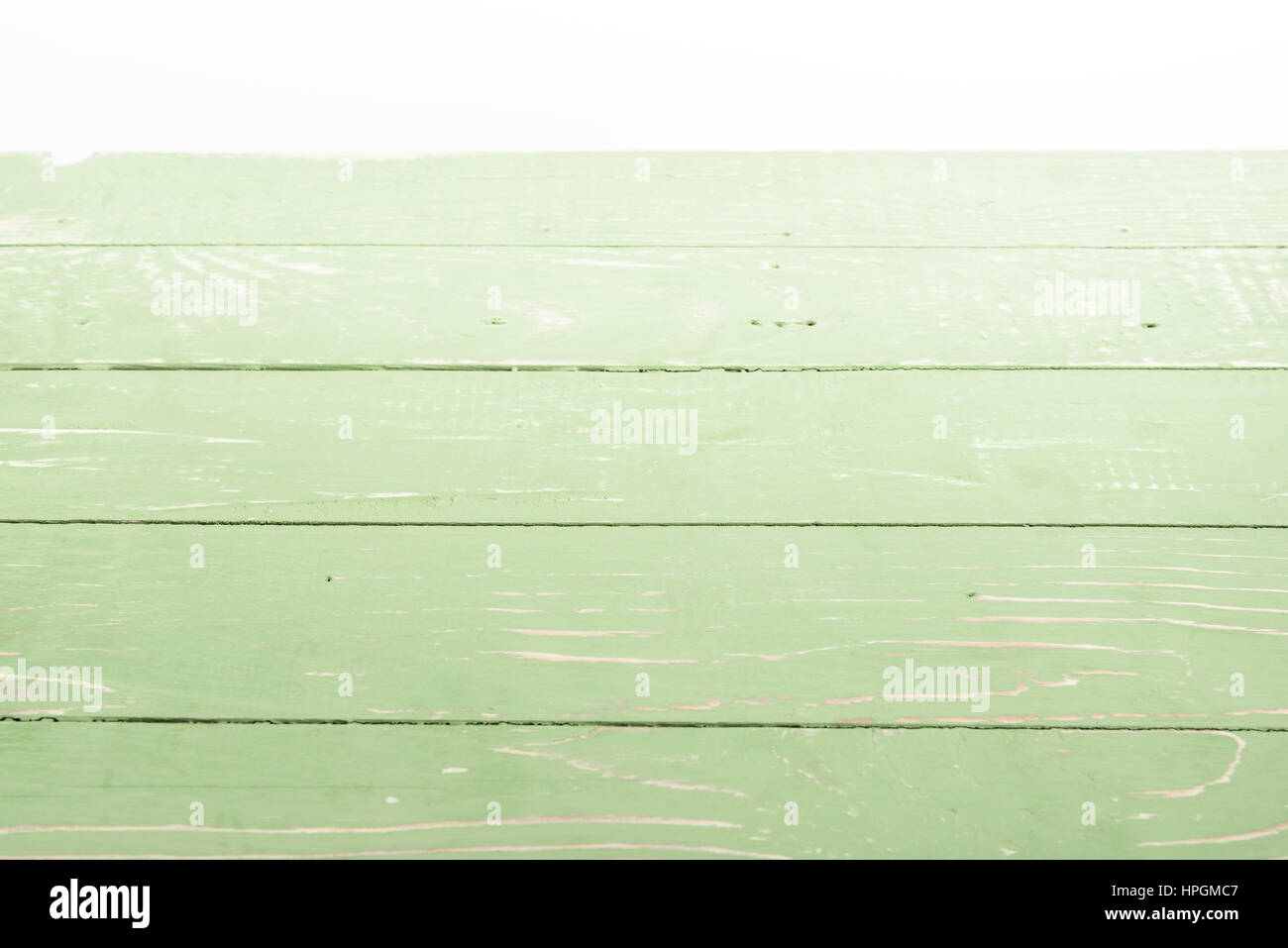 Verde sullo sfondo di legno con tavole orizzontali su bianco Foto Stock