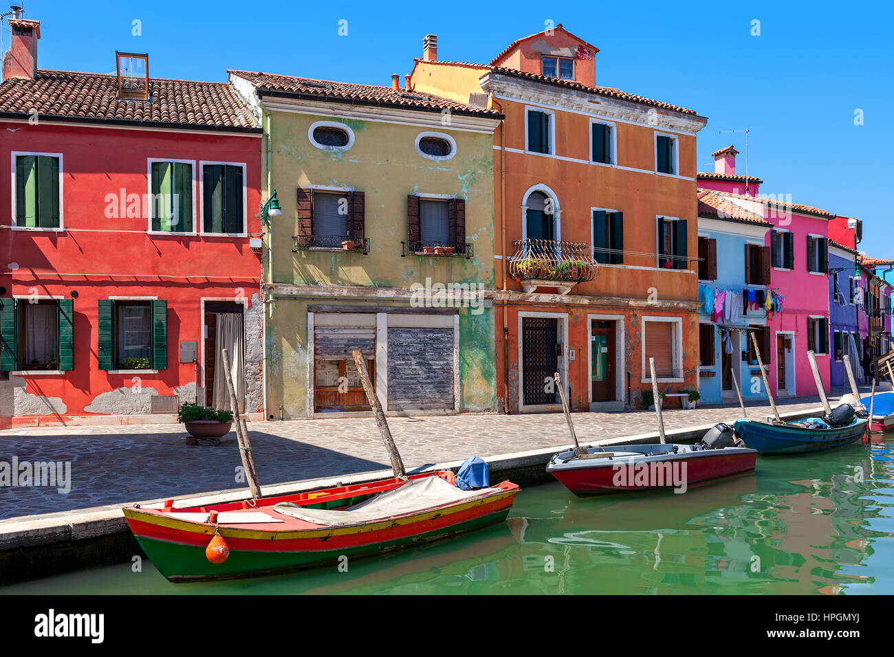 Vecchie case colorate lungo il piccolo canale con barche a Burano, Italia. Foto Stock