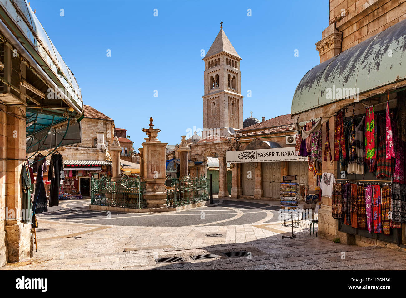 Gerusalemme, Israele - 26 luglio 2015: la piccola piazza con la fontana e negozi di articoli da regalo del Muristan - famoso storico complesso delle strade nel quartiere cristiano di Foto Stock