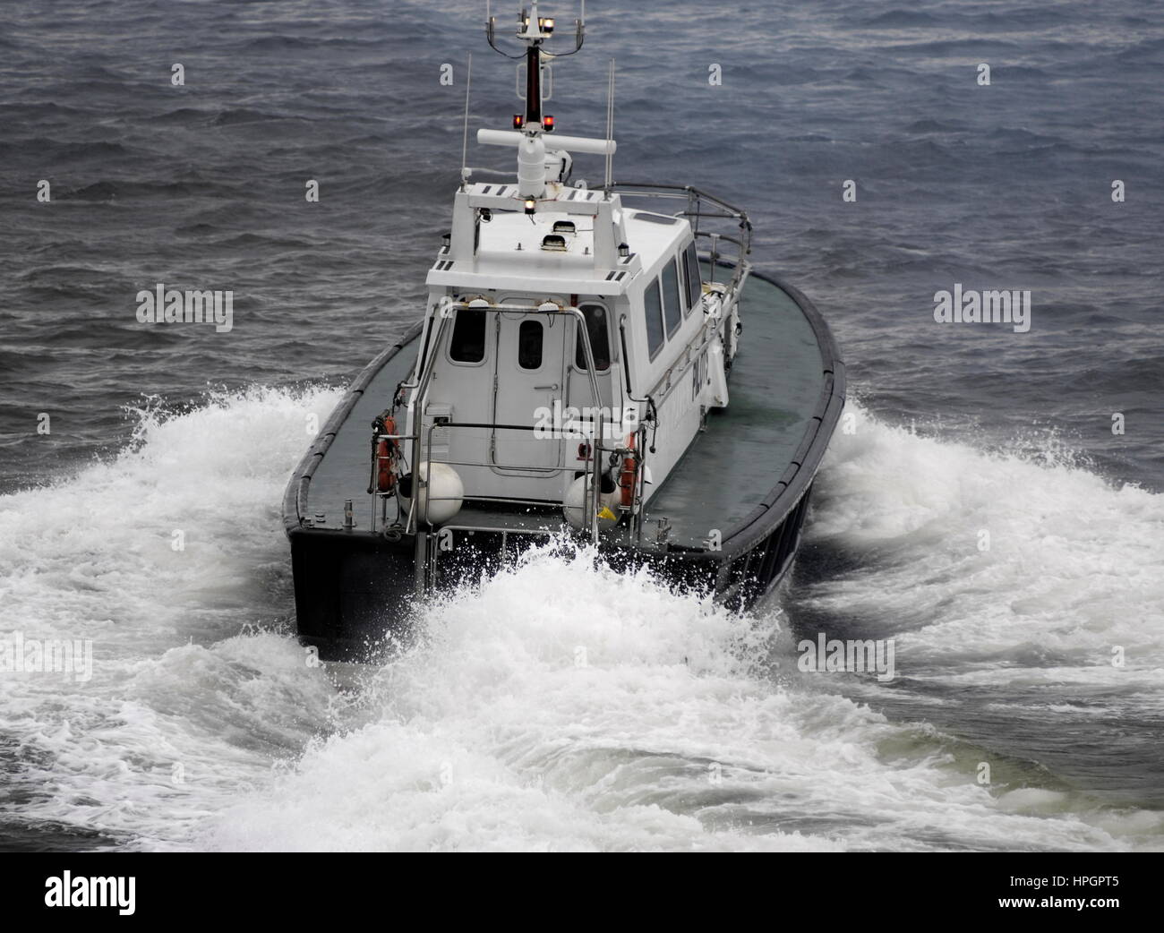 AJAXNETPHOTO. 2012.Greenock, Scozia. - WORKBOAT - Porto barca pilota GRANTOCK in velocità. Foto:JONATHAN EASTLAND/AJAX REF:D122902 1790 Foto Stock