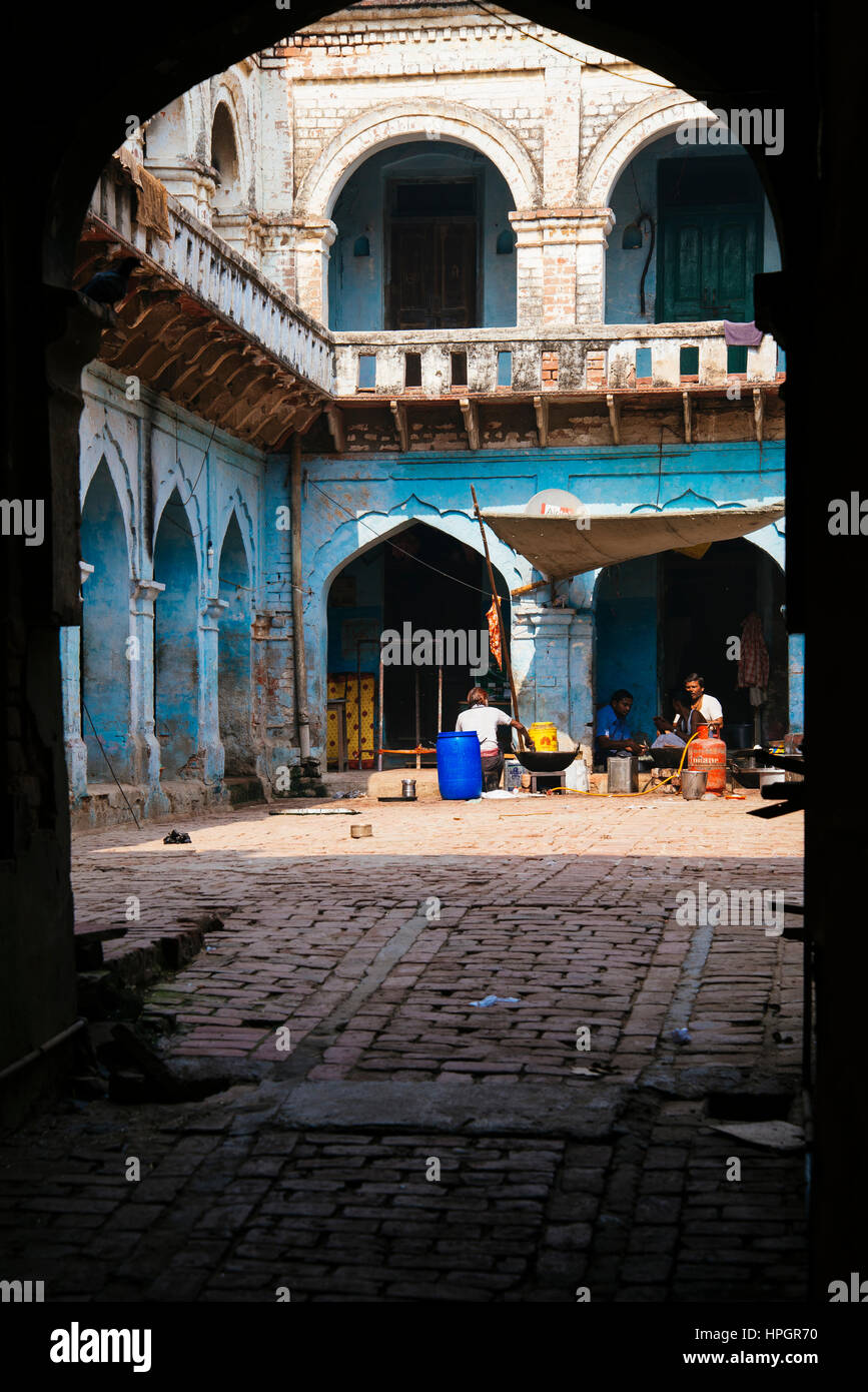 La cottura al di fuori nel cortile, Vrindavan, India. Foto Stock