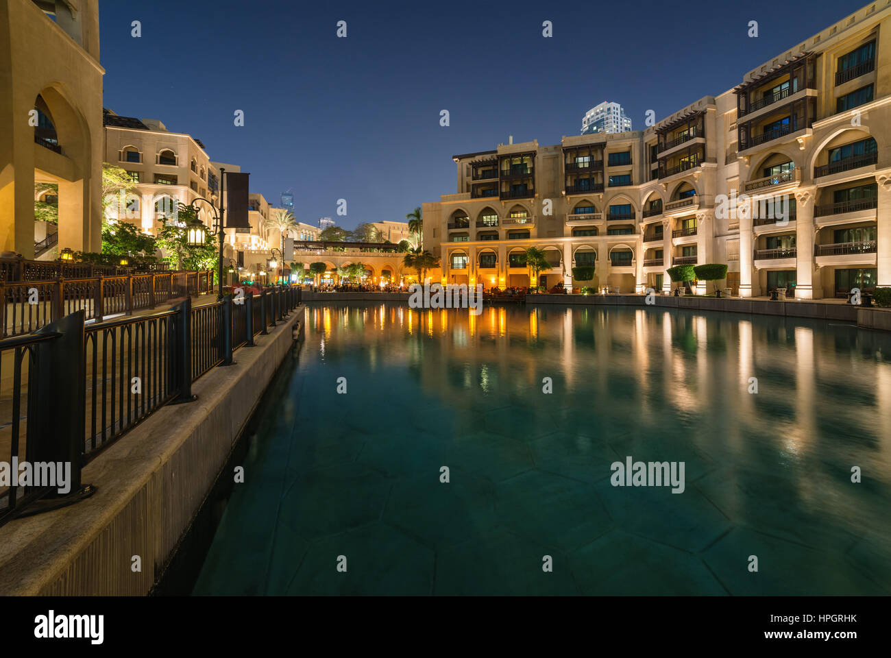 Architettura araba nel centro cittadino di Dubai Foto Stock