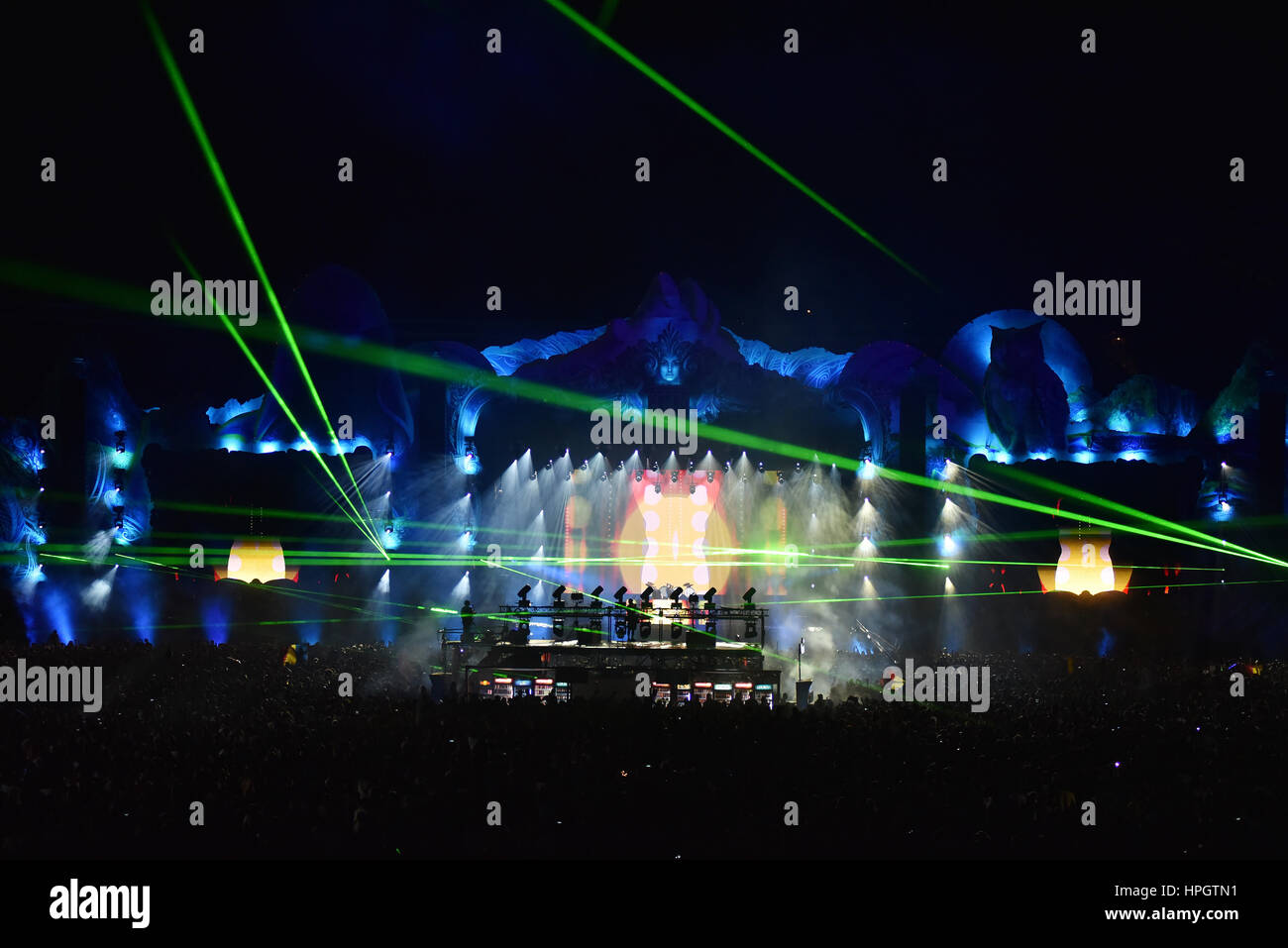 CLUJ NAPOCA, Romania - 6 agosto 2016: DJ miscelazione Galantis live sul palco davanti a una festa folla di persone al festival di indicibili Foto Stock