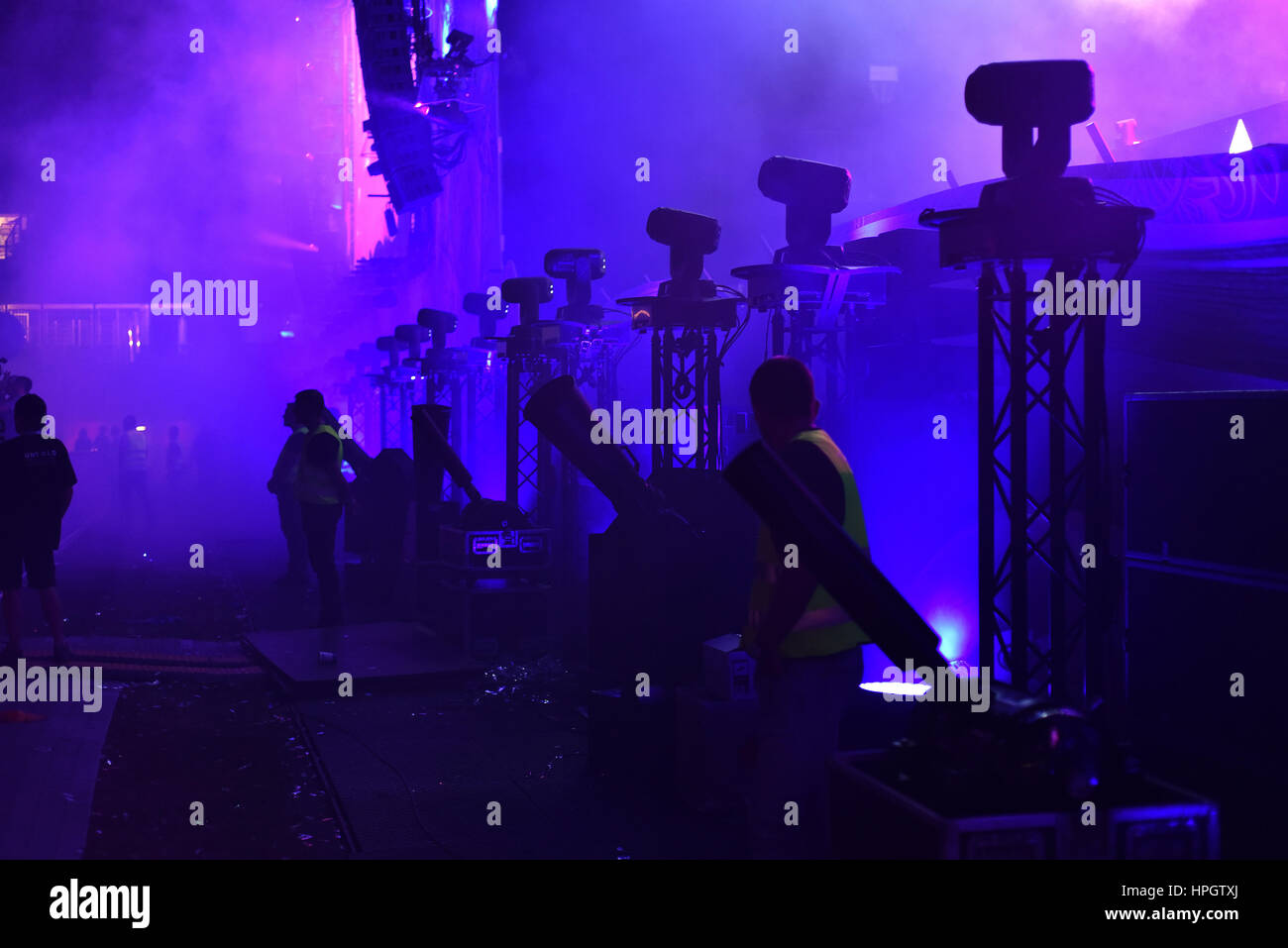 A Cluj Napoca, Romania - 6 agosto 2016: le guardie di sicurezza e amministratori in piedi nella parte anteriore del palco durante un concerto al Festival di indicibili Foto Stock