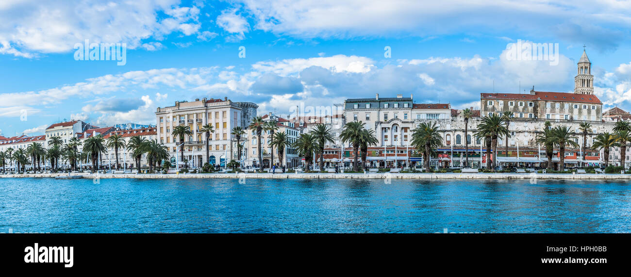 Panorama sul lungomare della città di marmo Split con pareti sud del Palazzo di Diocleziano, Croazia. Foto Stock