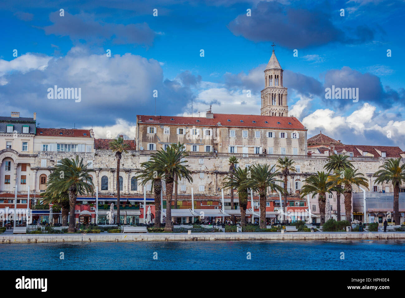 Vista sul lungomare in corrispondenza delle pareti del Palazzo di Diocleziano nell antica citta di Spalato, Croazia. Foto Stock