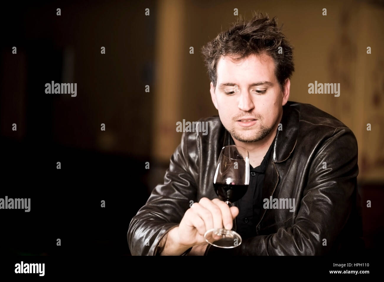 Modello rilasciato , Junger Mann mit Rotweinglas - uomo withred vino Foto Stock