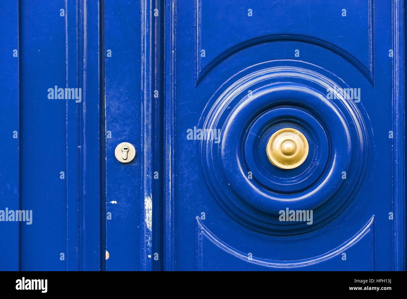 Blaues Eingangstor mit Klingel, Parigi, Frankreich - blu porta anteriore, Parigi, Francia Foto Stock